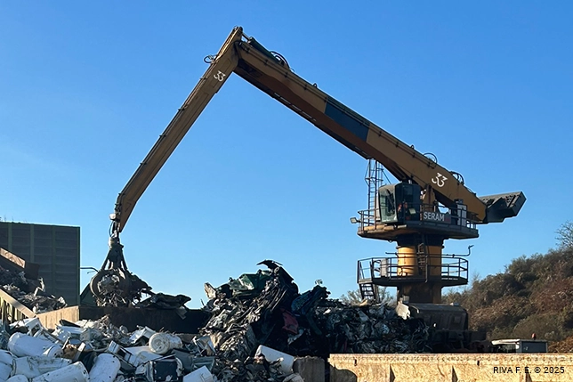 Intérieur du site Trentetrois d'Amnéville avec stockage de métaux prêts pour le recyclage