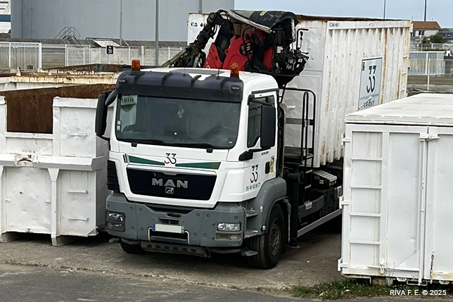 Intérieur du site Trentetrois de La Rochelle avec stockage de métaux prêts pour le recyclage