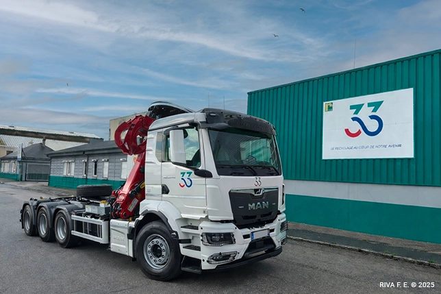 Intérieur du site Trentetrois de Lorient avec stockage de métaux prêts pour le recyclage