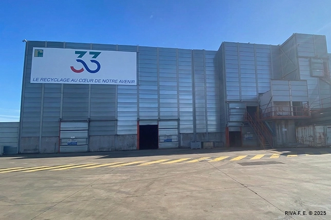 Intérieur du site Trentetrois de Nantes avec stockage de métaux non ferreux prêts pour le recyclage