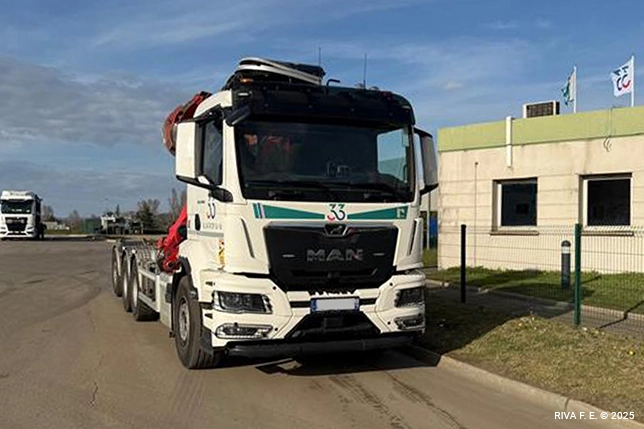 Intérieur du site Trentetrois de Salaise-sur-Sanne avec stockage de métaux prêts pour le recyclage