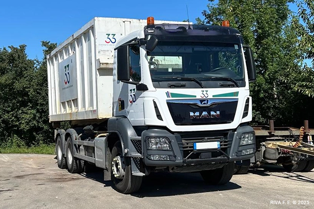 Intérieur du site Trentetrois de Sète avec stockage de métaux prêts pour le recyclage